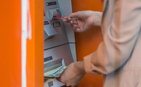 Đi rút tiền ở ATM, cậu học sinh chết lặng khi thấy hơn 260 tỷ đồng trong tài khoản