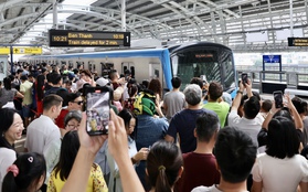 Cả TP.HCM đổ về Metro số 1:  Người dân xếp hàng dài cả km chờ lên tàu, có nhà lặn lội 5 giờ sáng từ Long An lên để "đi thử một lần trong đời"