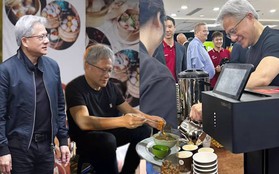 CEO Tập đoàn NVIDIA nghìn tỉ USD sang Việt Nam uống cafe bình dân, ăn quán vỉa hè như khách du lịch