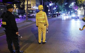 Đêm 30 Tết: CSGT Hà Nội trực 100% quân số, nam thanh niên mang pháo nổ đi chơi bị “tóm gọn”