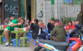 Hà Nội mùng 1 Tết: Dân tình tấp nập đi ăn bún riêu, bún ốc, khách Tây cũng tưng bừng hưởng ứng Tết Thủ đô