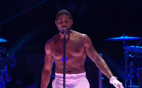 Usher mang đến Super Bowl 1 màn trình diễn chán đến buồn ngủ, đã vậy còn bị Taylor Swift - Beyoncé thi nhau giật spotlight!