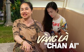 Người “chơi vàng” chất: Đeo hơn 7 cây vàng, ngồi trên vỉa hè bán hoa quả!