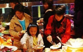 Ăn xong buffet túi áo bỗng căng phồng, cô bé 7 tuổi bị nhân viên nghi trộm đồ về: Sau khi kiểm tra, cả nhà hàng phải khóc