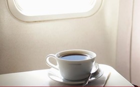 Vì sao không nên gọi trà và cà phê trên máy bay?