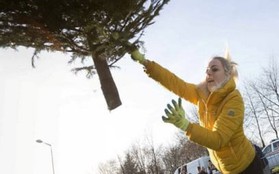 Thắng cuộc thi ném cây, người phụ nữ ''trượt'' khoản tiền bảo hiểm 20 tỷ đồng
