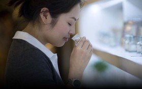 Giới trẻ Trung Quốc dùng nước hoa như liệu pháp mùi hương để giảm căng thẳng