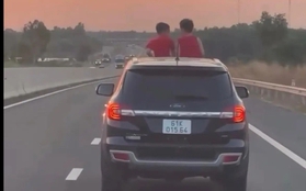 Hai trẻ hóng gió trên "nóc ô tô" ở cao tốc Phan Thiết - Dầu Giây