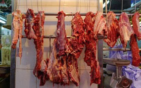 Tại sao người bán treo thịt bò lên cao nhưng lại đặt thịt lợn trên mặt bàn?