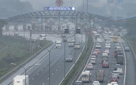 Ôtô xếp hàng dài 2 km để vào cao tốc Pháp Vân - Cầu Giẽ rời Thủ đô