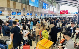 Sân bay Nội Bài đông nghẹt ngày 28 Tết, hành khách vạ vật, nằm ngồi la liệt