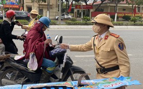 Cảnh sát giao thông Hà Nội "xuyên đêm, xuyên Tết" tiếp sức người dân về quê ăn Tết