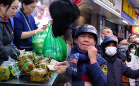 29 Tết, người Hà Nội xếp hàng dài mua bánh chưng, giò chả trên phố Hàng Bông
