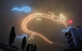 Vì sao hàng nghìn drone có thể "vẽ" hình ánh sáng trên bầu trời đêm Hà Nội mà không va chạm với nhau?