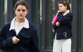 Suri Cruise mặt mộc xuề xoà xuống phố, may có ngũ quan "gánh còng lưng"