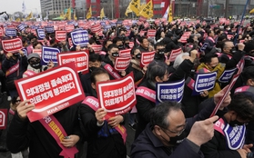 Khủng hoảng y tế tại Hàn Quốc sau 22 ngày: Giáo sư y khoa "đối đầu" chính phủ, chuẩn bị từ chức hàng loạt để phản đối kế hoạch tuyển sinh