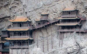 ''Ngôi chùa nguy hiểm nhất Trung Quốc'' cheo leo trên vách núi hơn 1.500 năm