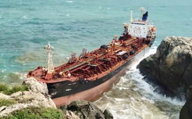 Trục vớt tàu "ma" dài 132 m trôi dạt vào biển Quảng Nam