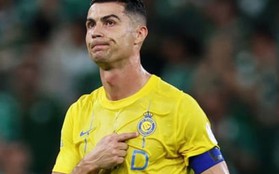 Ronaldo bị ném chai lọ khi ghi bàn từ chấm 11m