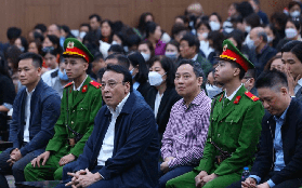 Chủ tịch Tân Hoàng Minh liên tục lau nước mắt khi nghe luật sư bào chữa cho con trai