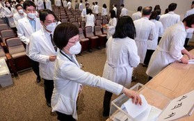 Giáo sư y khoa bắt đầu từ chức, Hàn Quốc thêm khủng hoảng