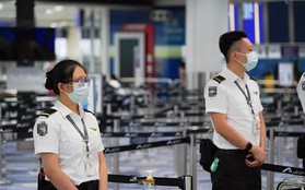 Nữ nhân viên an ninh sân bay phát hiện hành khách đi khập khiễng: Điều tra phát hiện vật thể lấp lánh ở đùi phải, phanh phui cả 1 đường dây buôn lậu hơn 100 tỷ đồng