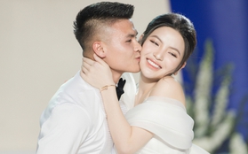 Ảnh nét căng Quang Hải thơm má Chu Thanh Huyền, khom lưng xỏ giày cho vợ rồi bất ngờ tỏ tình "anh yêu em" khép lại đám cưới