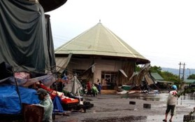 Lốc xoáy, loạt nhà dân ở Quảng Trị tốc mái