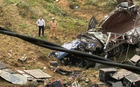 Lào Cai: Xe tải lao xuống vực sâu 100 mét, 4 người bị thương