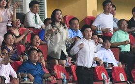 Hoa hậu Đỗ Mỹ Linh và chồng chủ tịch CLB Hà Nội ăn mừng hụt, nàng hậu biểu cảm cực dễ thương khi hiếm hoi xuất hiện ở SVĐ