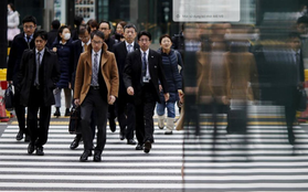 ''Cái khó'' của người dân Nhật Bản: Hơn 3.600 công ty đồng loạt đưa ra động thái mới, muốn tái cơ cấu phải chấp nhận ''hy sinh'', ''miếng cơm manh áo'' sẽ ngày một khó khăn hơn nữa
