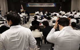 Hàn Quốc cam kết cải thiện lương và điều kiện làm việc cho bác sĩ thực tập