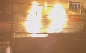 Cháy tiệm bánh ở TP.HCM lúc nửa đêm, 6 người kịp thoát nạn