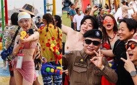 Lễ hội Songkran 2024: Dòng người ùn ùn đổ ra đường, Thái Lan chính thức khởi động "7 ngày nguy hiểm"