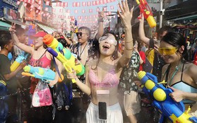 Songkran 2024: Hơn 120.000 du khách đổ về Thái Lan, Bangkok "bùng nổ" các màn té nước giải nhiệt giữa cái nóng 40 độ