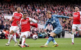 Arsenal thua Aston Villa, Man City hưởng lợi