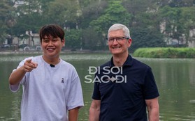 Chùm ảnh, clip nét căng: CEO Apple Tim Cook đi dạo Hồ Gươm, cười tươi rói và trò chuyện cực thân thiết với Duy Thẩm