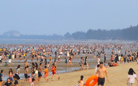Hàng vạn du khách đổ về Cửa Lò tắm biển trong ngày giỗ Tổ Hùng Vương