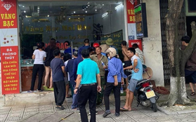 Phú Thọ: Cầm tuýp sắt cướp tiệm vàng, nam thanh niên bị người dân khống chế