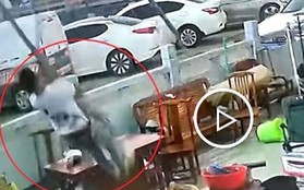 Người đàn ông bị thổi bay trong mưa lũ "50 năm mới có một lần" ở Trung Quốc