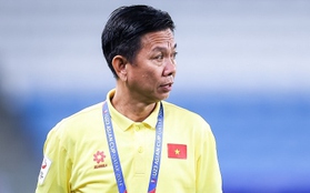 HLV Hoàng Anh Tuấn bảo vệ Mạnh Hưng sau thẻ đỏ ở trận gặp U23 Iraq