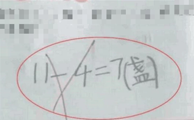 Cả lớp làm "11-4=7" bị gạch sai, chỉ có một học sinh ra kết quả "11" được chấm đúng, phụ huynh bức xúc đi kiện và cái kết