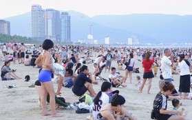 Đoàn khách chưa check-in chỗ nghỉ vác cả hành lý đi tắm biển Đà Nẵng