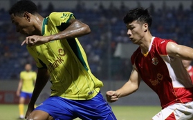 Khoảnh khắc đẹp trận cầu giữa ngôi sao bóng đá Việt Nam và Brazil trên SVĐ Hòa Xuân