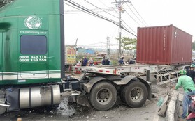 TPHCM: 3 người bị xe container cuốn vào gầm, Quốc lộ 22 kẹt xe nhiều km