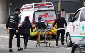 Khủng hoảng y tế tại Hàn Quốc: Dịch vụ y tế khẩn cấp sắp sụp đổ sau 2 tháng chống chọi?