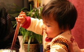 Trẻ dùng đũa sớm rất có lợi cho sự phát triển trí não: Đâu mới là độ tuổi phù hợp nhất?