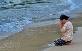 Tấm ảnh buồn nhất lúc này: Người mẹ gục khóc, cầu nguyện bên bãi biển Lăng Cô mong chờ phép màu con quay về sau 4 ngày mất tích