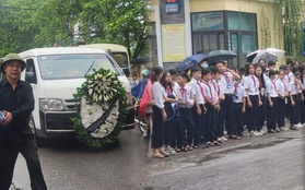 Cảm động hình ảnh học sinh toàn trường đứng hai bên đường tiễn bạn lần cuối dưới cơn mưa mùa hạ