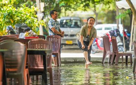 Độc lạ quán ăn ở TPHCM khách phải xắn quần, cởi giày dép để... lội nước